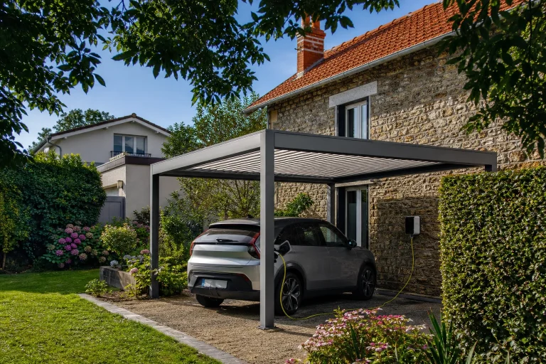 Carport aluminium avec borne de recharge en Île-de-France